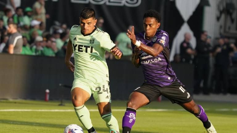 Yoel Bárcenas (der.) se lesionó en el juego ante el Austin FC.
