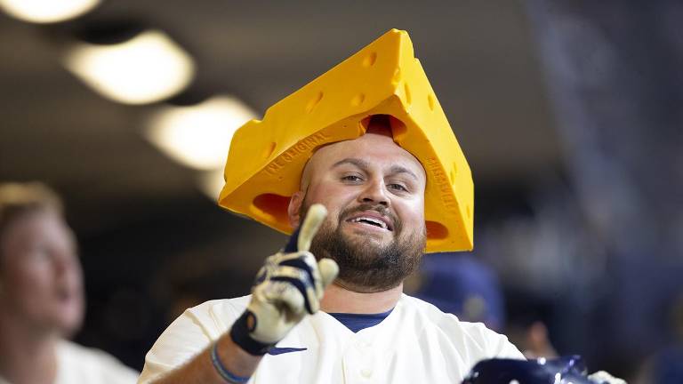 Rowdy Téllez celebra su jonrón ante el estelar Max Scherzer, en el juego que los Cerveceros ganaron.