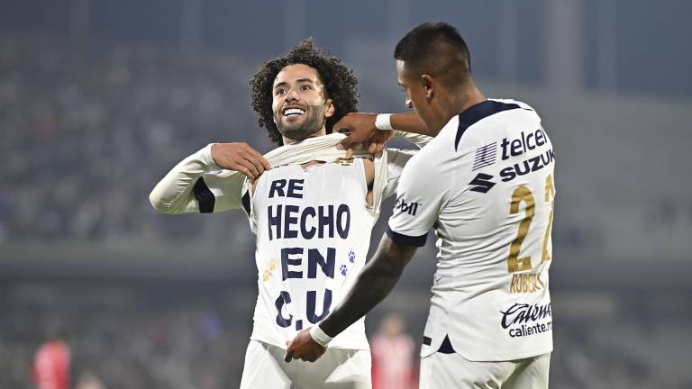 César Huerta marca de penal.