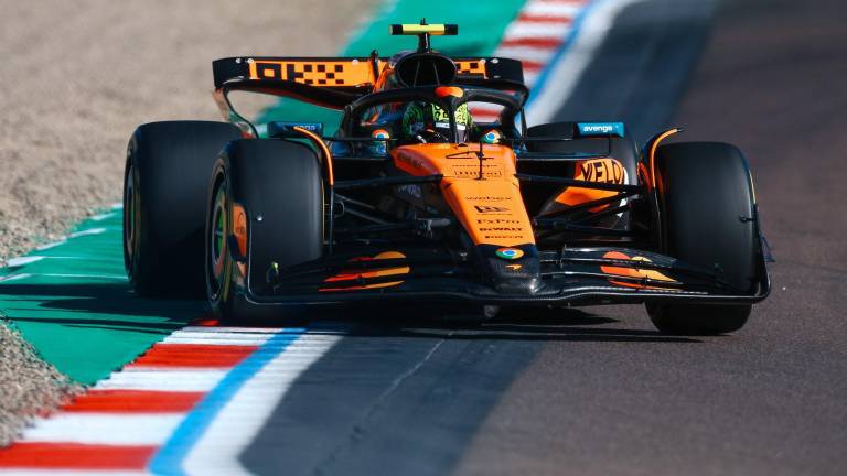 McLaren arrasa en los primeros entrenamientos.