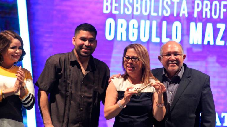 El ligamayorista con su mamá, Alma Urquidy, y las autoridades municipales.