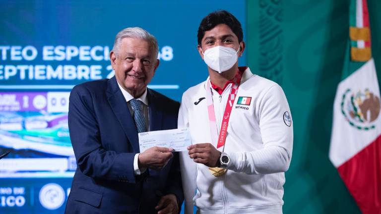 El sinaloense Juan Diego García recibe su premio.