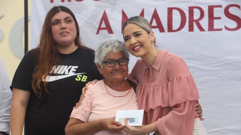 Estrella Palacios entrega el apoyo a una beneficiaria.
