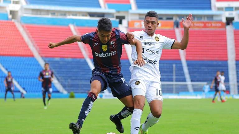 Gerson Vázquez, de Dorados, busca quedarse con el esférico.