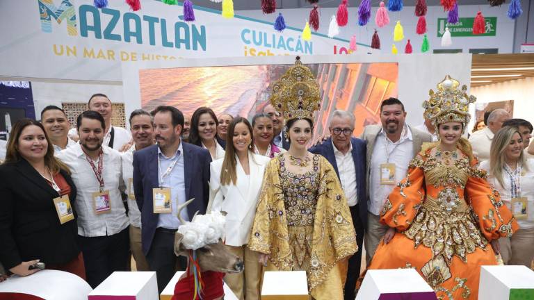 Rubén Rocha Moya realizó el corte del listón del stand de Sinaloa, donde Mazatlán promueve sus atractivos turísticos.