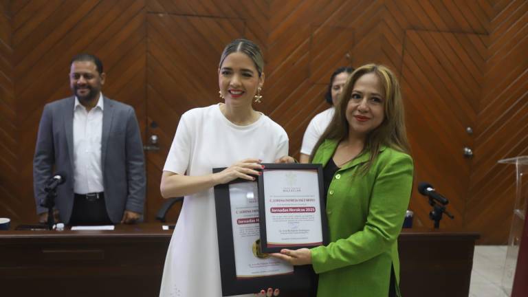 Entrega de la Medalla “Jornadas Heroicas 2025” de parte del Cabildo de Mazatlán.