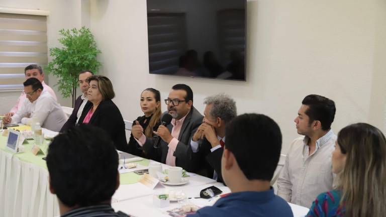 Aspirantes a cargos judiciales atendieron este sábado el Foro de Integración celebrado en Mazatlán, donde presentaron sus propuestas ante miembros del gremio legal.