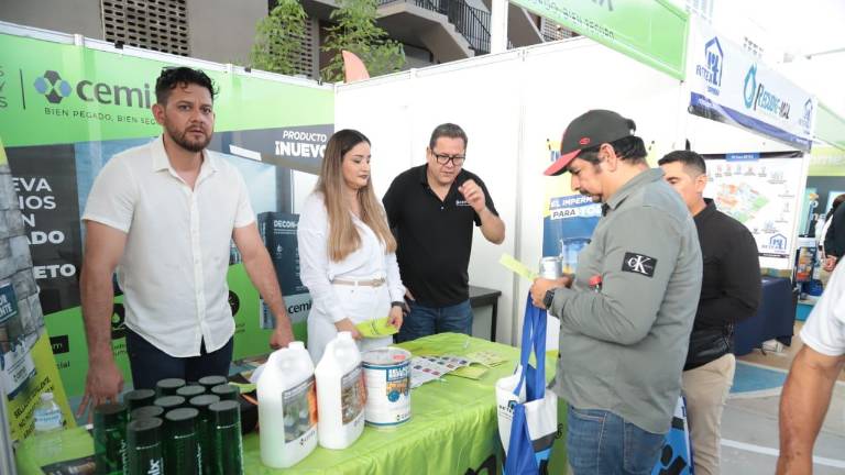 Autoridades, empresarios y líderes del sector recorren los stands de la Expo Construcción CICMAC 2025 durante su inauguración en Mazatlán.