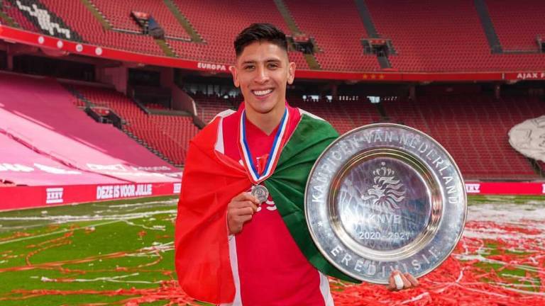Edson Álvarez presume su trofeo de campeón.