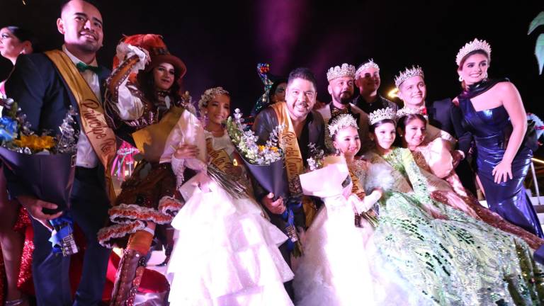 Obed y Scarleth son los nuevos soberanos del Carnaval 2022; en la imagen, los acompaña el Cortejo Real 2020.