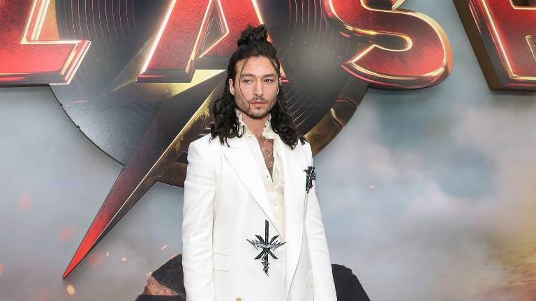 Tras aun año de estar fuera de las cámaras el actor reaparece en la premier de The Flash.