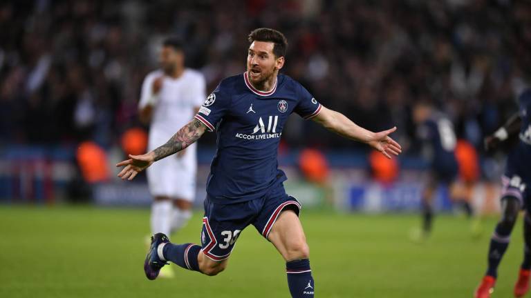 Lionel Messi celebra su primer gol con la playera del París.