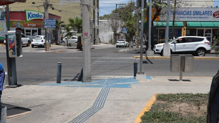 En algunas partes la línea azul ya no se ve o termina en alguna esquina y no continúa.