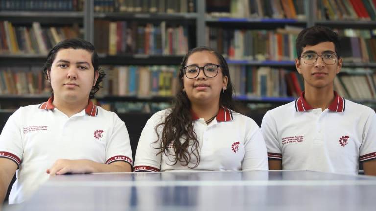 Diego Alejandro Arellano, América Guadalupe Coronado y Jael Yamil Ulloa, jóvenes estudiantes de Cbtis 51, comparten sus experiencias académicas, personales y profesionales.