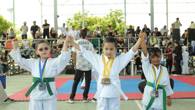 Alrededor de 250 artemarcialistas formaron parte de la edición 26 de la Copa Anual Regional de Karate do Noroeste. Aquí María Salomón, Cristina Ximena Rojas y Liam Joselin Beltrán con sus medallas.