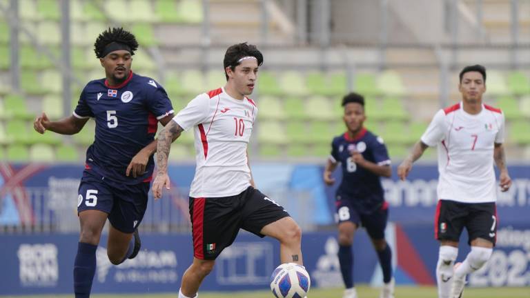 El sinaloense Jordan Carrillo conduce el balón.