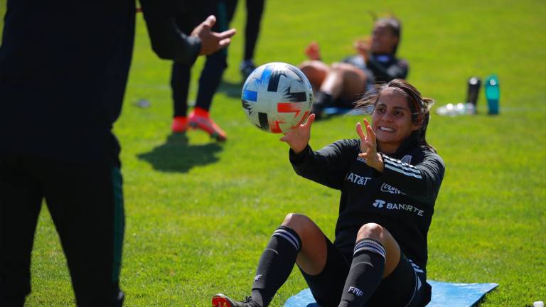 La futbolista Kenti Robles en su entrenamiento son la Selección Mexicana femenil de futbol.