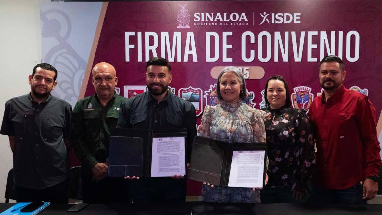 Julio Cascajares y Guadalupe López González muestran el convenio firmado.