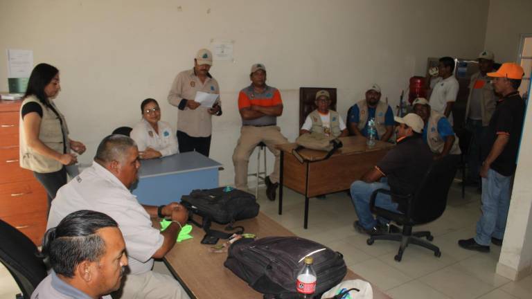 Personal de Vectores de la Secretaría de Salud en Rosario hacen una protesta.