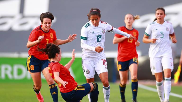 Diana García trata de quitarse la marca de una jugadora española.