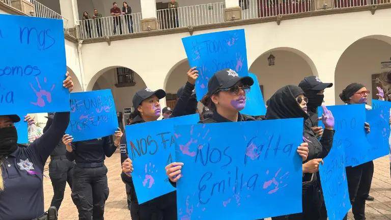 Agentes mujeres de Tránsito y Policía Municipal de Culiacán se manifestaron el pasado jueves en el Ayuntamiento exigiendo justicia por el asesinato de su compañera Petra Emilia Corrales Jiménez.