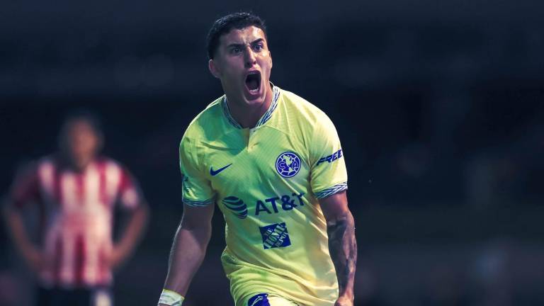 Alejandro Zendejas celebra su gol.