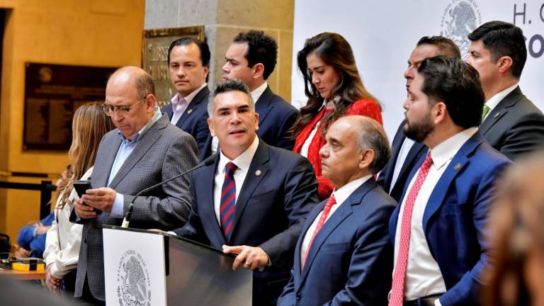 Alejandro Moreno estuvo acompañado por los coordinadores del partido en la Cámara de Diputados y el Senado e integrantes de la bancada del partido en la Comisión Permanente.