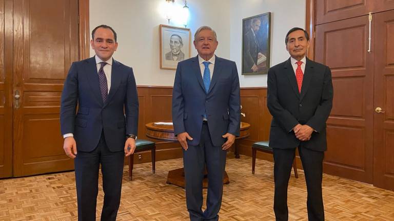 El Presidente Andrés Manuel López Obrador con los funcionarios designados.