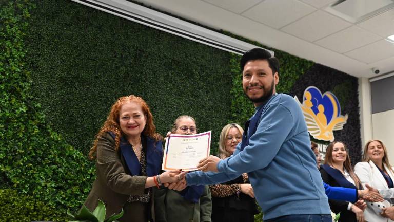 Los participantes del diplomado “Herramientas para la Prevención, Atención y Sanción de las Violencias en las Instituciones Educativas Con Visión de Futuro 2025” recibieron sus constancias.