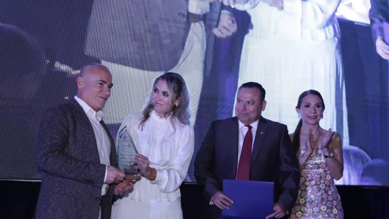 El empresario José Óscar Sánchez recibe el galardón de Ciudadano Ejemplar de parte del Club Rotario Mazatlán Norte.