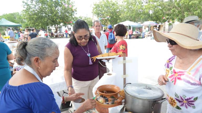 Distintos productos elaborados artesanalmente se ofrecieron en el mercadito.