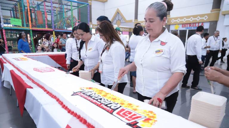 Decenas de clientes y colaboradores disfrutaron de un pastel de 12 metros y ofertas especiales en todos los departamentos de Casa Ley en Mazatlán.