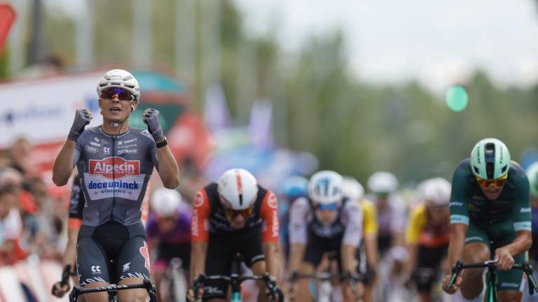Jasper Philipsen celebra discretamente tras imponerse en la etapa 19 de la Vuelta.