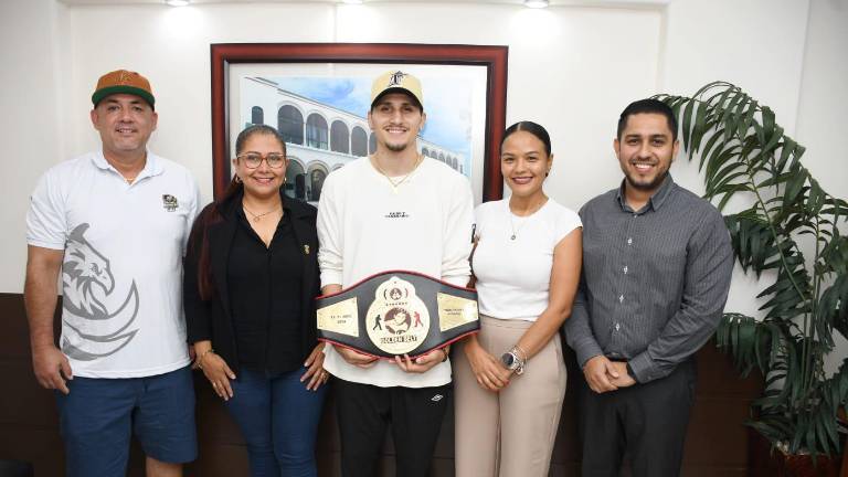 Marco Verde (centro) fue recibido por autoridades de la UAS, tras su triunfo en el Golden Belt