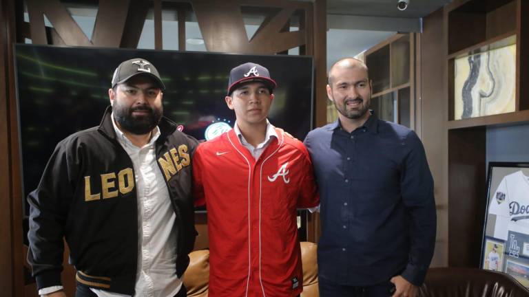 Isauro Pineda Jr. posa durante su firma con la organización de Grandes Ligas.