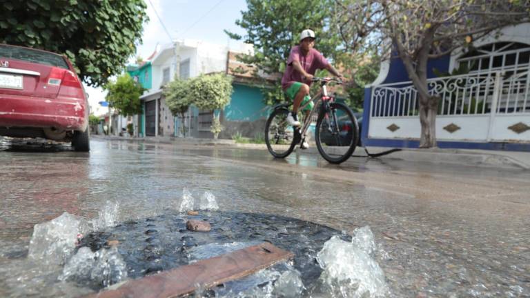 El derrame de aguas negras ha alcanzado varias calles de la colonia 20 de Noviembre en Mazatlán.