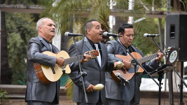 En Culiacán, el Instituto Municipal de Cultura promueve en la Plazuela Obregón las Tardes de Boleros.