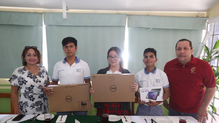 Directivos del Cbtis 51 premian a sus alumnos destacados en varias competencias.