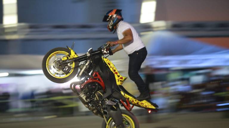 Los pilotos cautivan con sus acrobacias.