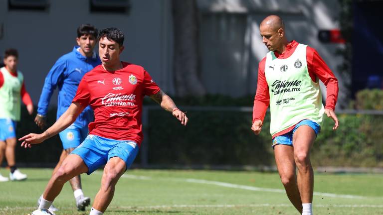 Javier ‘Chicharito’ Hernández (der.) vuelve a la convocatoria de Chivas.