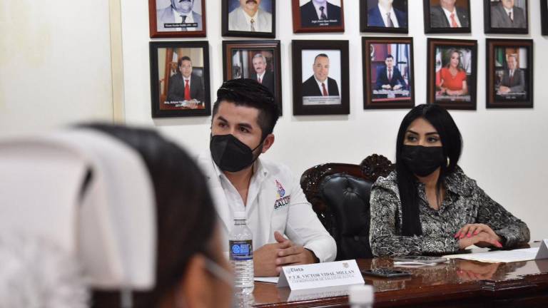 El director de salud, Víctor Vidal y la coordinadora de comercio, Cinthia Barraza dieron a conocer las nuevas medidas de seguridad que se aplicarán en el municipio.