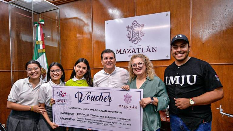 Las alumnas Génesis Ayón Loza, Samantha Guadalupe Carrasco Tovar y Nathalia Quetzalli Martínez González, además de su maestra Judith Rebeca González Muñoz, salen este sábado rumbo a Rumania.