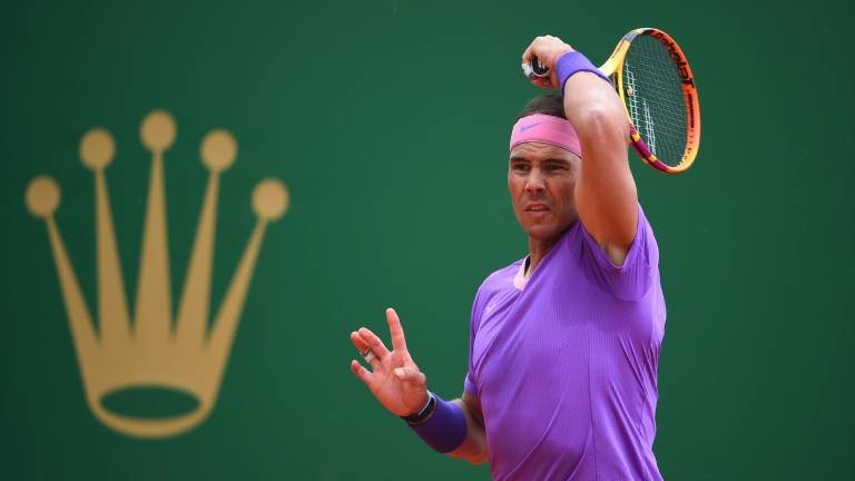 El tenista español Rafa Nadal devuelve la bola al ruso Andrey Rublev durante su partido de cuartos de final del Masters 1000 de Montecarlo.