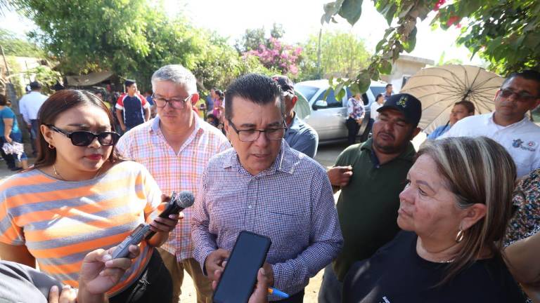 El Alcalde de Mazatlán, en un recorrido realizado la mañana de este martes en la Colonia San Antonio.