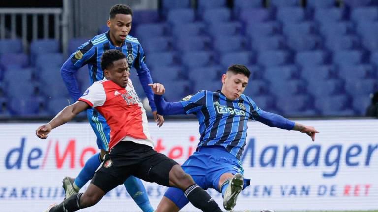 Edson Álvarez fue titular con el Ajax.