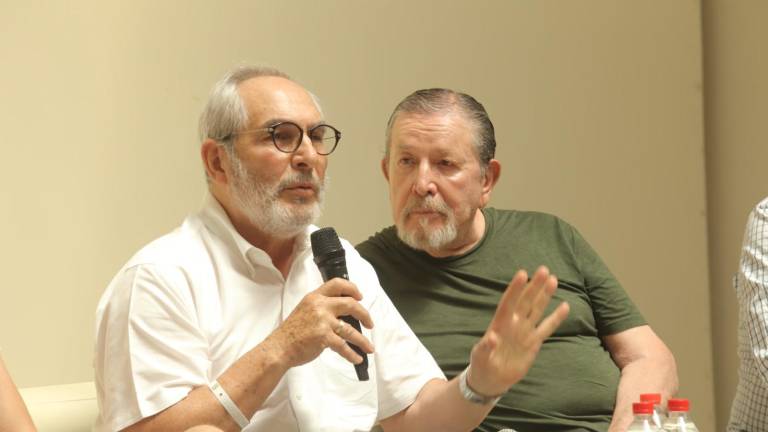Óscar Narváez y Luis Rábago, actores vitalicios de la Compañía Nacional de Teatro del INBAL, durante su encuentro con los mazatlecos.