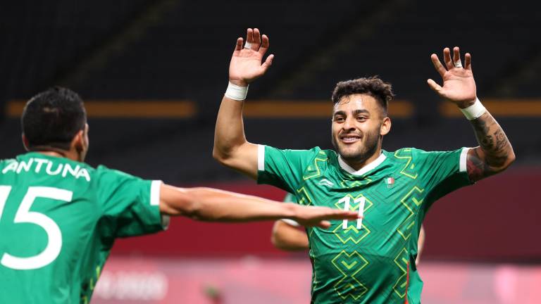 Alexis Vega marca el tercer gol de México.