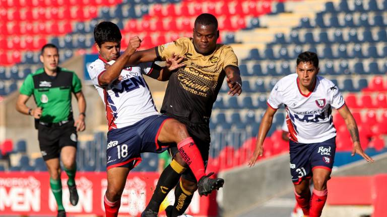 Luis Robles y Jonathan Betancourt disputan el balón.