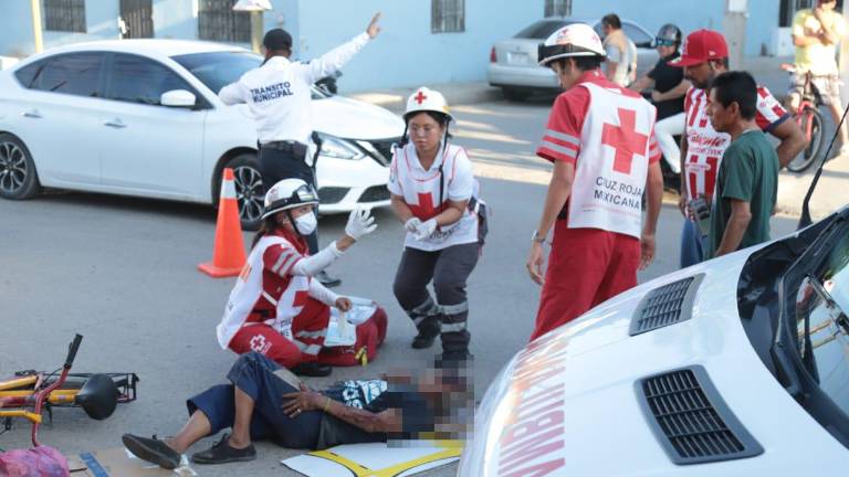 El ciclista perdió el control de su unidad al tratar de esquivar un bache.