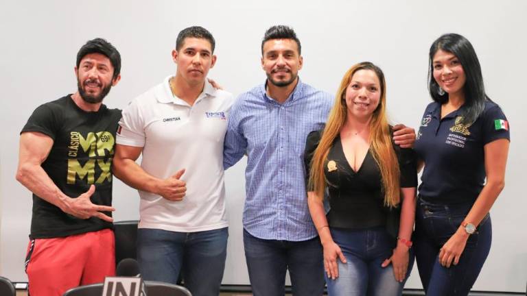 Los organizadores del Clásico Mr. Sinaloa 2022, junto a Julio César Cascajares Ramírez, director del Isde.
